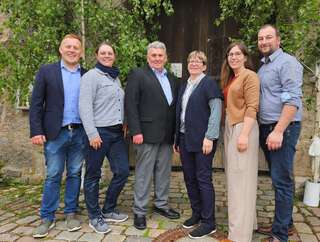 Eigentümerfamilie Familie Markert und Bender stehen in einer Gruppe.